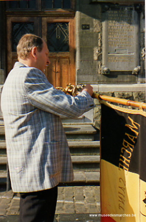 Remise de médaille au drapeau