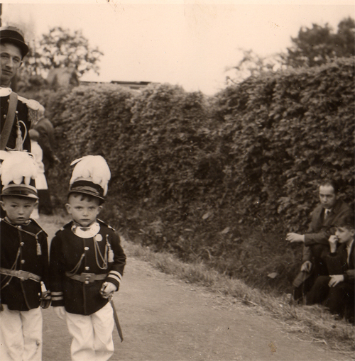 Jeunes officiers sous le drapeau