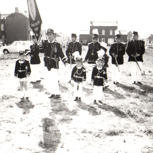 Jeunes officiers sous le drapeau