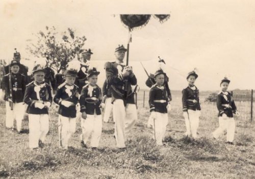 Jeunes officiers sous le drapeau