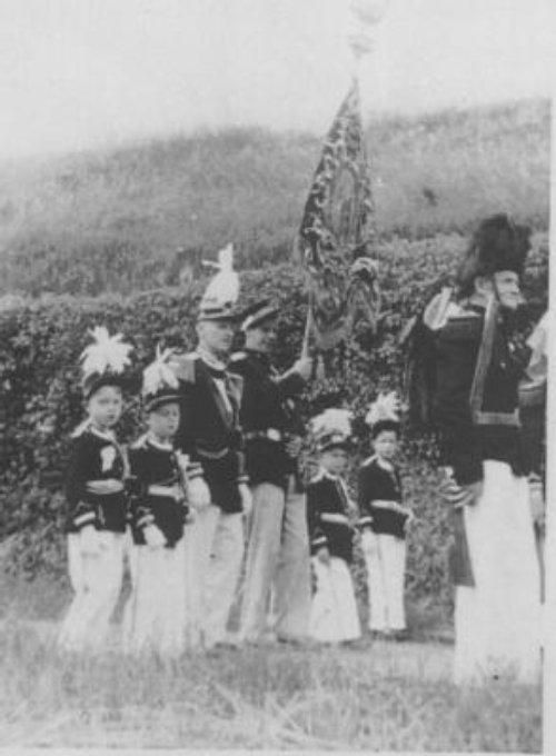 Le porte-drapeau et son escorte