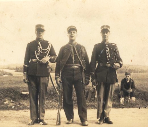 Deux gendarmes entourant un zouave