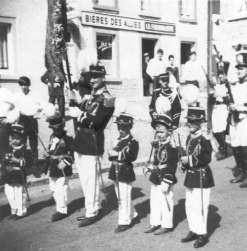 Porte-drapeau et son escorte de petits officiers