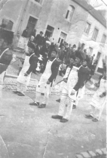 Une rangée de sapeurs