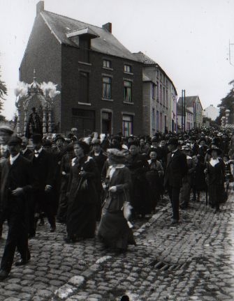 Les pèlerins au bas de la rue de Marbaix