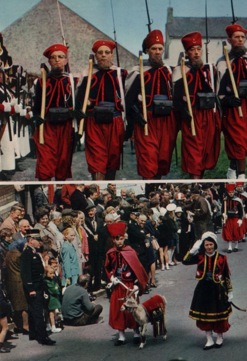 Les zouaves sapeur et la mascotte