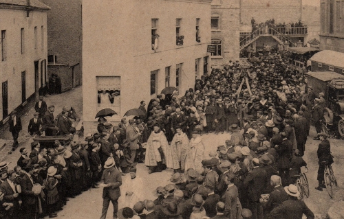 Le clergé, la statue et les pèlerins