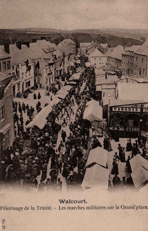 La compagnie remontant vers la Collégiale